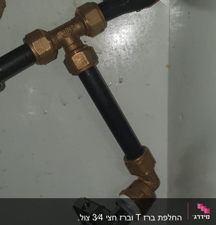 צינור שחור עם מחברים ומברז מתכת